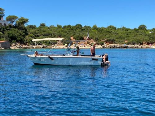 Im Golf von Alghero vertäutes Boot während eines Ausflugs