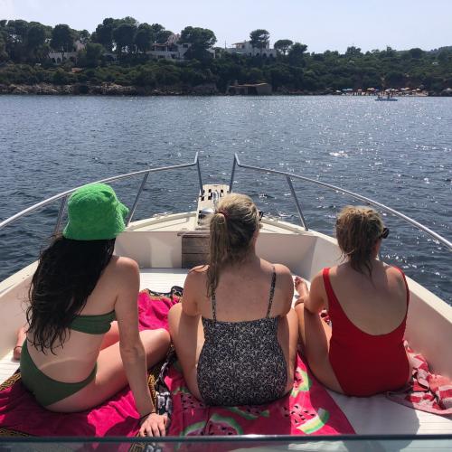 Tre ragazze a prua di una barca nel Golfo di Alghero