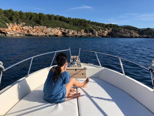 Mädchen am Bug während einer Tour im Golf von Alghero