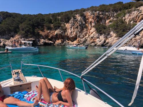 Stopover in a cove in Alghero during boat tour