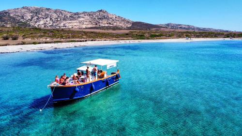 Hölzernes Fischerboot vor der Insel Asinara