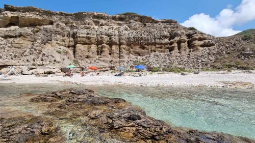 Spiaggia selvaggia della Nurra con poche persone