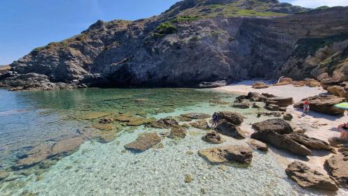 Una parada en la excursión de snorkel entre las playas salvajes del Nurra