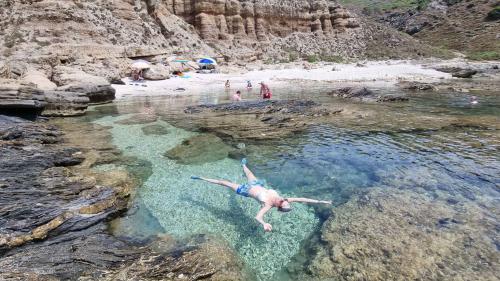 Partecipanti fanno snorkeling in una caletta nascosta