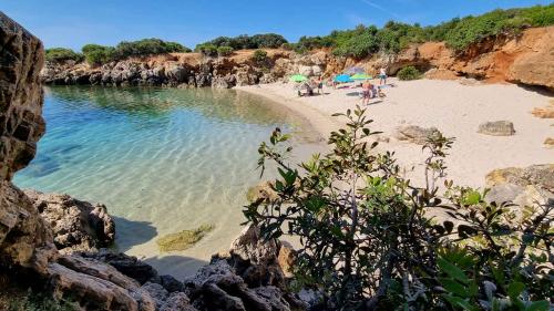 Un aperçu d'une crique cachée dans la Nurra