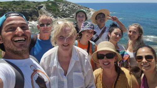 Partecipanti felici insieme alla guida in una delle spiagge del tour