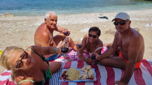 Teilnehmer machen die Verkostung am Strand