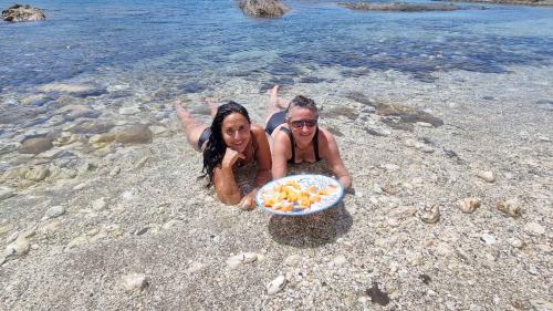 Due ragazze fanno la degustazione in riva