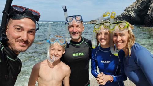 La guida insieme ai partecipanti prima di iniziare l'attività di snorkeling