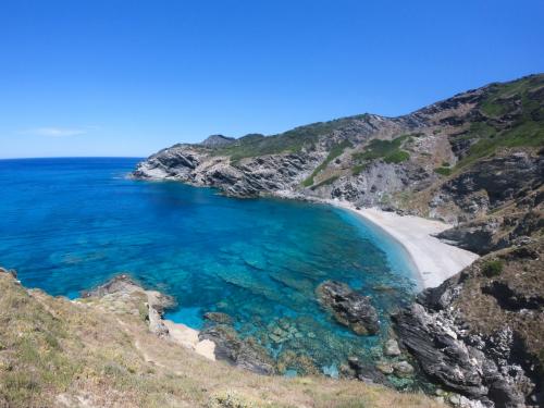 Spiaggia selvaggia tra Alghero e Stintino in cui fare snorkeling durante tour con guida