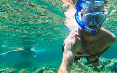 Guida di snorkeling e escursionisti nelle acque cristalline del nord ovest Sardegna