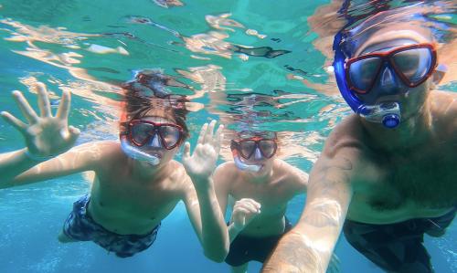 Guida di snorkeling e escursionisti nelle acque cristalline del nord ovest Sardegna