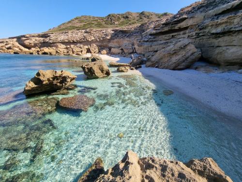 <p>Türkisfarbenes Meer und weißer Strand im Nordwesten Sardiniens</p><p><br></p>