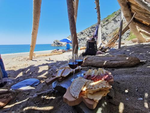 Aperitivo tipico sardo servito durante tour delle spiagge del nord ovest Sardegna con guida 