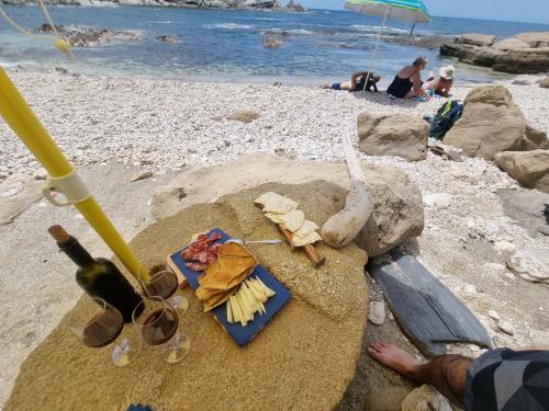 <p>Sardinische Verkostung während einer Führung durch die Strände zwischen Alghero, Porto Torres und Stintino</p><p><br></p>
