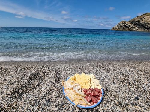 <p>Typisch sardischer Aperitif bei einer Führung durch die Strände im Nordwesten Sardiniens</p><p><br></p>