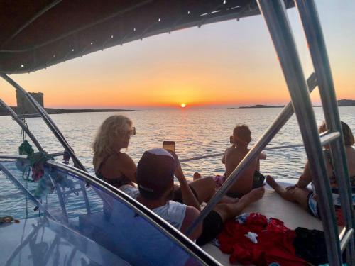 Turista se relaja durante una excursión en barco en Asinara