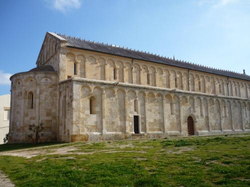 <p>Exterior de la Basílica de San Gavino con doble ábside</p><p><br></p>