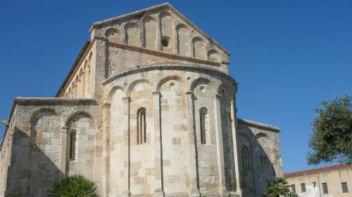 <p>Außenansicht der Basilika San Gavino mit doppelter Apsis</p><p><br></p>