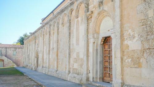 <p>Entrée de la Basilique de San Gavino</p><p><br></p>