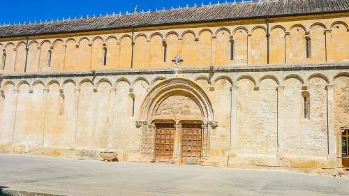 <p>Entrée de la Basilique de San Gavino</p><p><br></p>