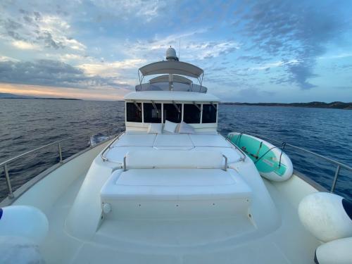 Barca di lusso al tramonto nell'Arcipelago di La Maddalena