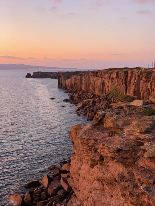 <p>Klippen mit Blick auf das Meer in Calasetta</p><p><br></p>