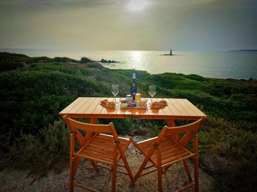 <p>Aperitif mit typisch sardischen Produkten vor dem Leuchtturm Mangiabarche in Calasetta</p><p><br></p>