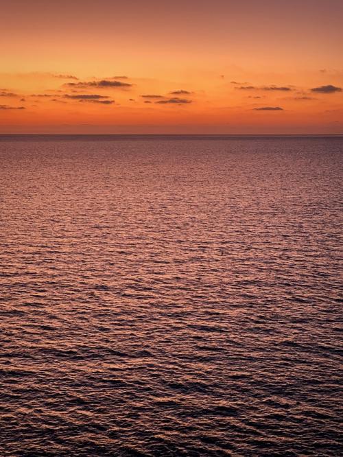 <p>Sonnenuntergang über Calasetta und Meer scheint rot gemalt</p><p><br></p>