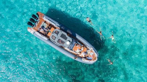 Tour di una giornata intera in barca con pranzo e skipper nell'Arcipelago di La Madalena 