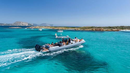 Tour di una giornata intera in barca con pranzo e skipper nell'Arcipelago di La Madalena 