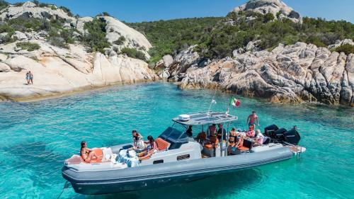 Tour di una giornata intera in barca con pranzo e skipper nell'Arcipelago di La Madalena 