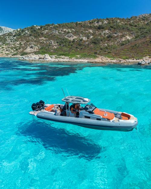 Tour di una giornata intera in barca con pranzo e skipper nell'Arcipelago di La Madalena 