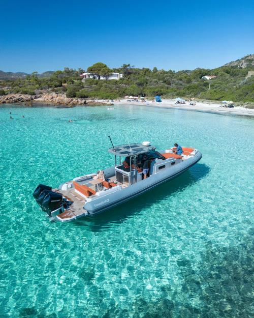 Tour giornaliero in barca nel mare cristallino dell'Arcipelago di La Maddalena 