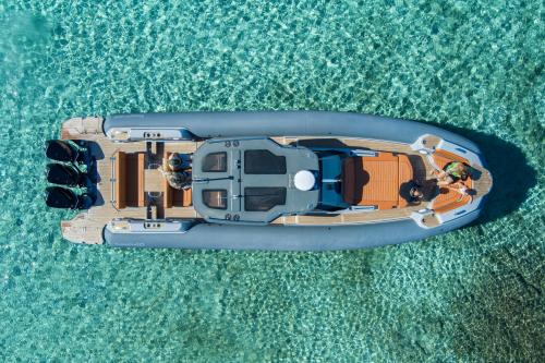 <p>Boat and crystal clear sea of the Archipelago of La Maddalena</p><p><br></p>