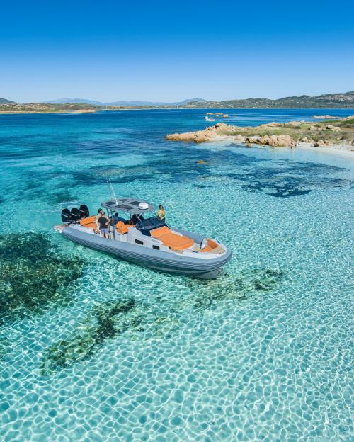 Tour giornaliero in barca nel mare cristallino dell'Arcipelago di La Maddalena 