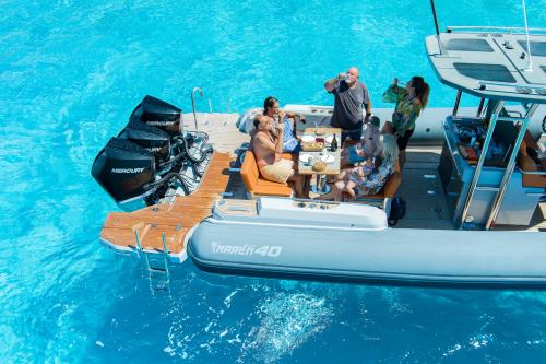 Aperitivo a bordo di una barca nell'Arcipelago di La Maddalena 