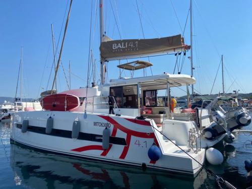 Catamarano in porto a Villasimius