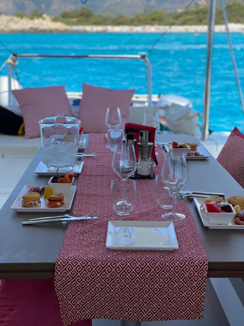 Gedeckter Tisch auf einem Katamaran in Villasimius