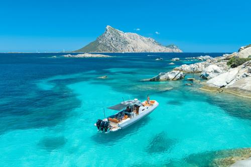 Barca nel mare cristallino dell'Area Marina Protetta di Tavolara