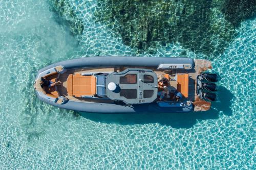 Barca nel mare cristallino dell'Area Marina Protetta di Tavolara