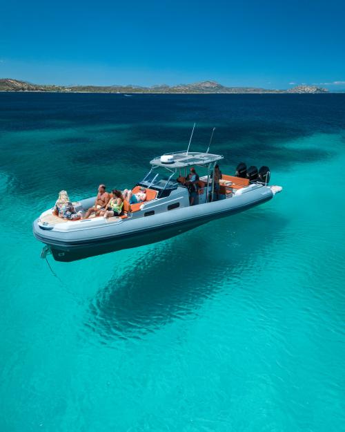 <p>Bateau pendant le tour quotidien à l’île de Tavolara</p><p><br></p>