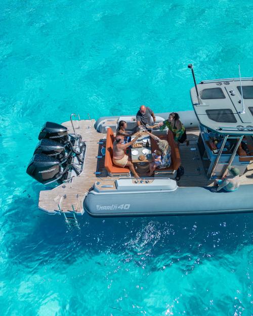 <p>Apéritif en bateau dans la zone marine protégée de Tavolara</p><p><br></p>