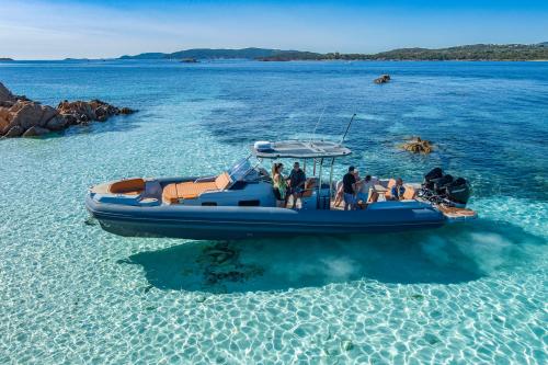 Barca durante tour giornaliero verso l'isola di Tavolara