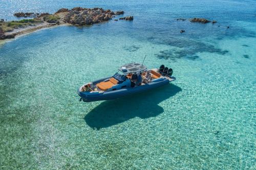 Barca nel mare cristallino dell'Area Marina Protetta di Tavolara