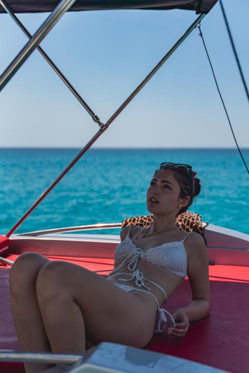 Mädchen an Bord eines Schlauchbootes in Alghero