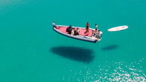 Lancha de goma con SUP durante el recorrido en el Golfo de Alghero