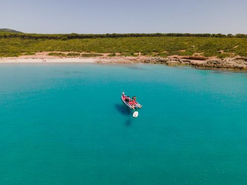 Dinghy sur les plages du littoral d'Alghero