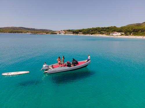 Schlauchboot während einer Tour durch die Buchten von Alghero