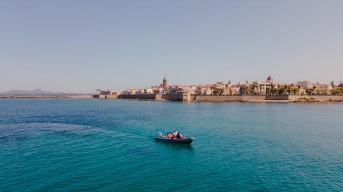 Canot pneumatique naviguant au large d'Alghero